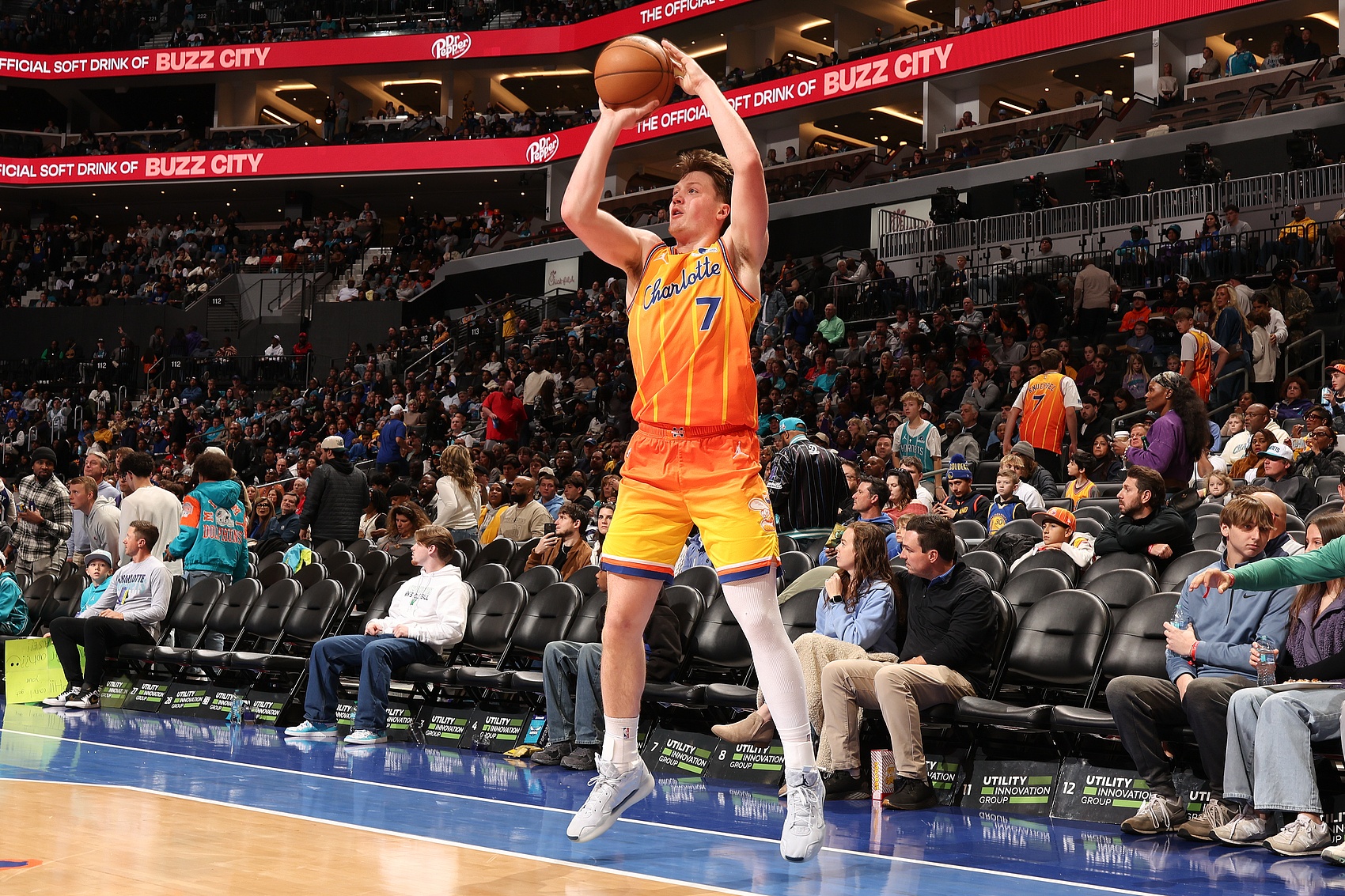 BetVictor伟德-出手很少!克尼佩尔上半场5投3中 拿到6分4篮板3助攻